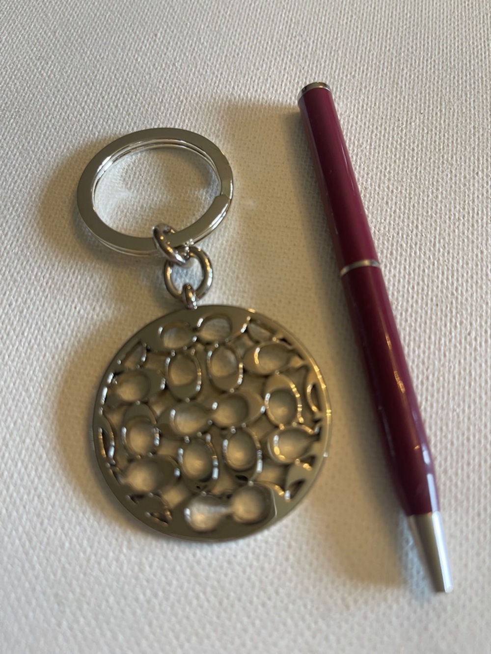 Silver Round Filigree Keychain - Silver With Coach Pen